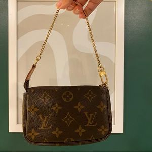 AUTHENTIC Louis Vuitton Mini Pochette